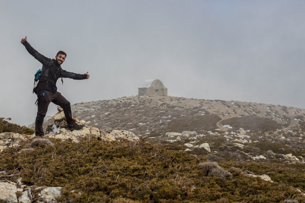 Yo preparando la ruta el día anterior con el refugio Miramundos al fondo
